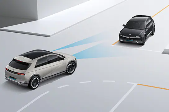 Forward Collision Avoidance Assist (FCA)* Fitur ini memperingatkan pengemudi ketika sistem mendeteksi ada risiko benturan dari arah depan, seperti misalnya dengan pejalan kaki atau dengan kendaraan yang tiba-tiba melambat atau berhenti. Jika risiko benturan terus meningkat setelah peringatan, maka sistem secara otomatis akan membantu melakukan pengereman darurat.